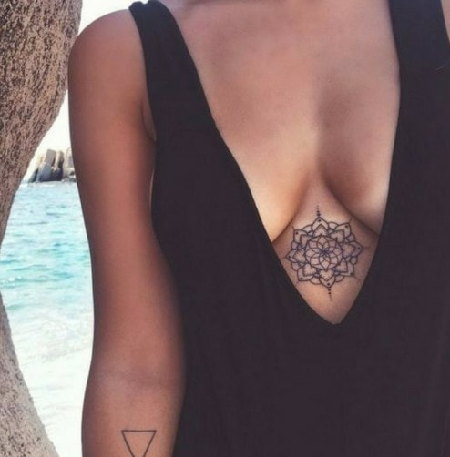 Tattoos in the middle of the breast: a new trend to celebrate femininity! -  OVERLORD TATTOO STUDIO